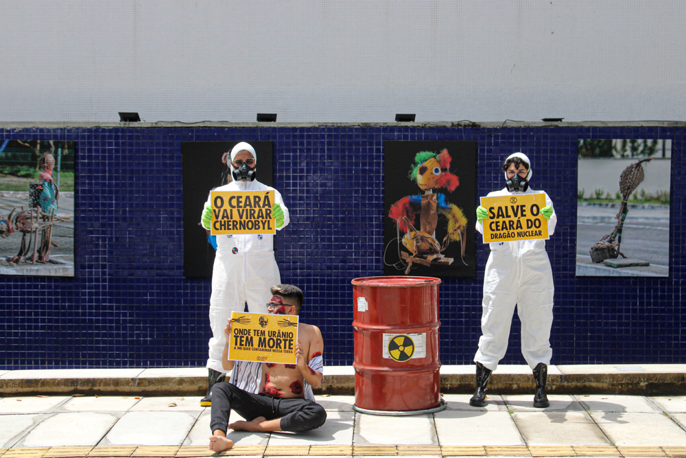 Ativistas com cartazes em protesto contra a mineração de urânio em frente ao Palácio da Abolição