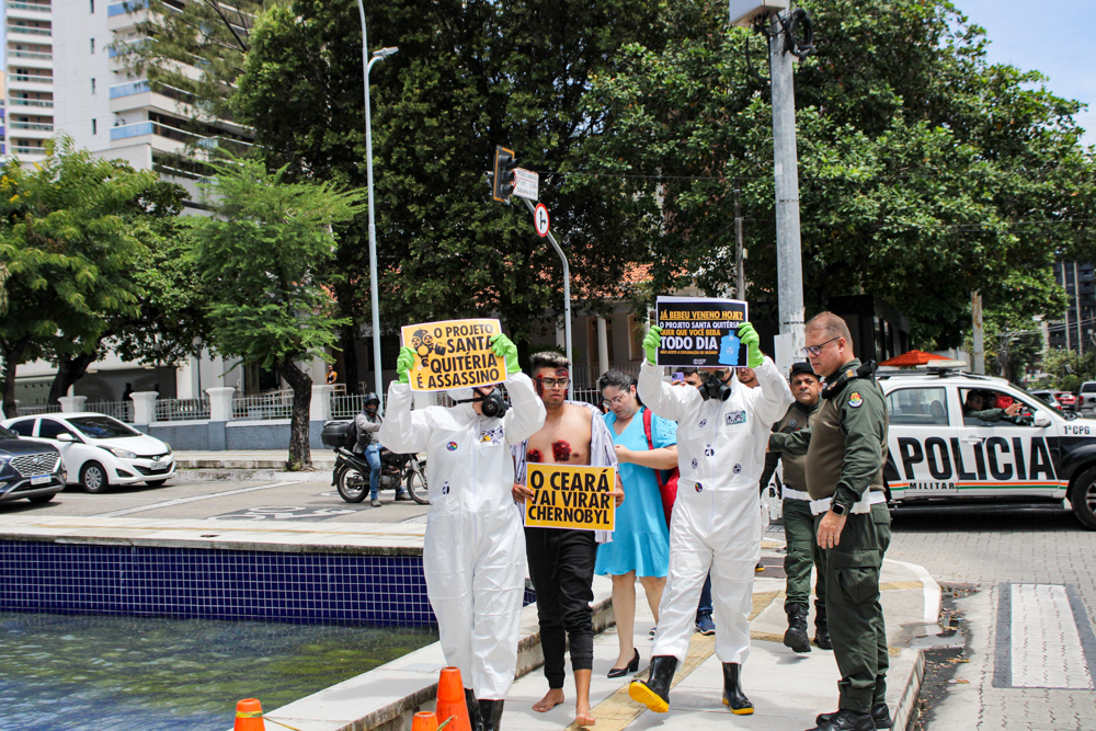 Ativistas com cartazes sendo expulsos pela Polícia Militar da calçada do Palácio da Abolição